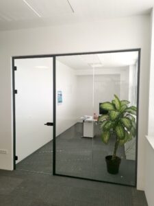 steklena stena za pisarno