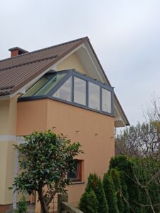 zasteklitev balkona s stekleno streho