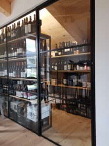 steklena stena za vinsko vitirino