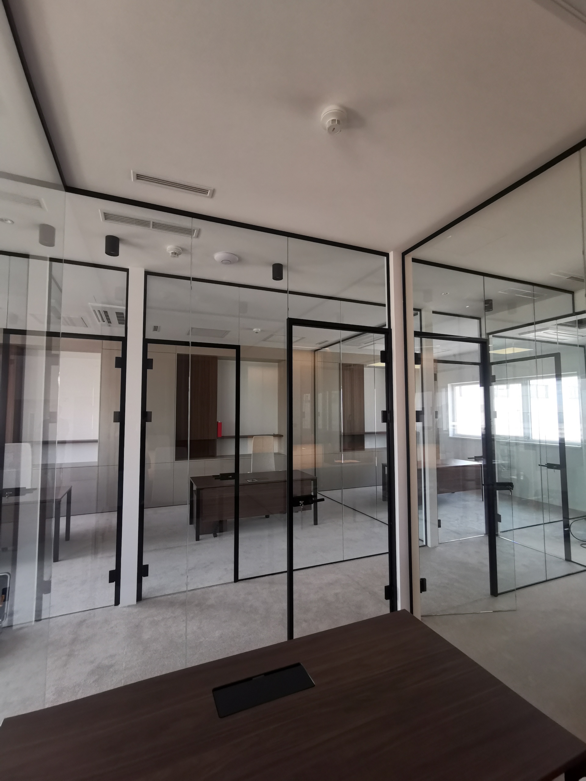 Steklena vrata za pisarne s črnim podbojem