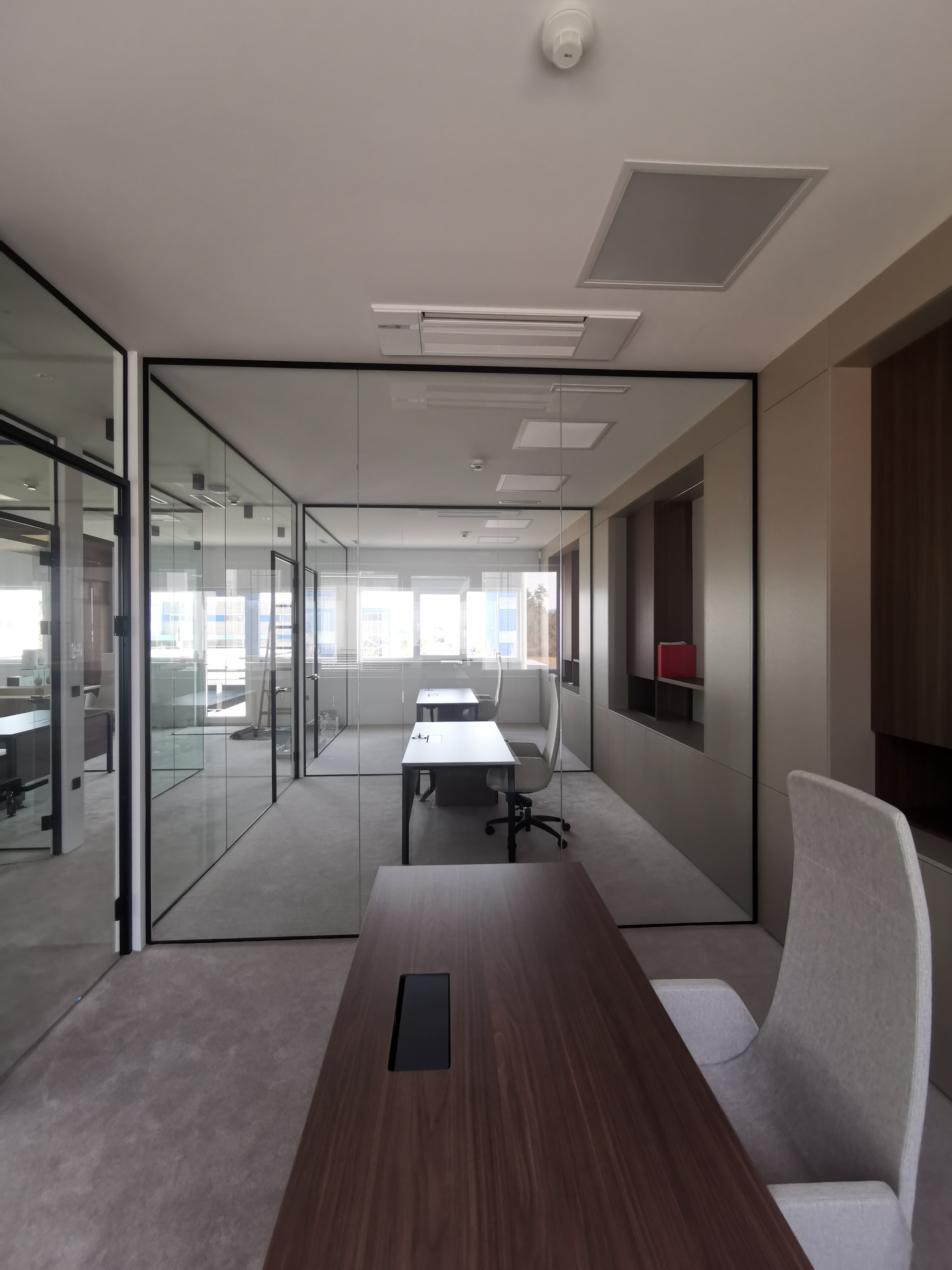 Steklene stene z minimalnimi črnimi okvirji