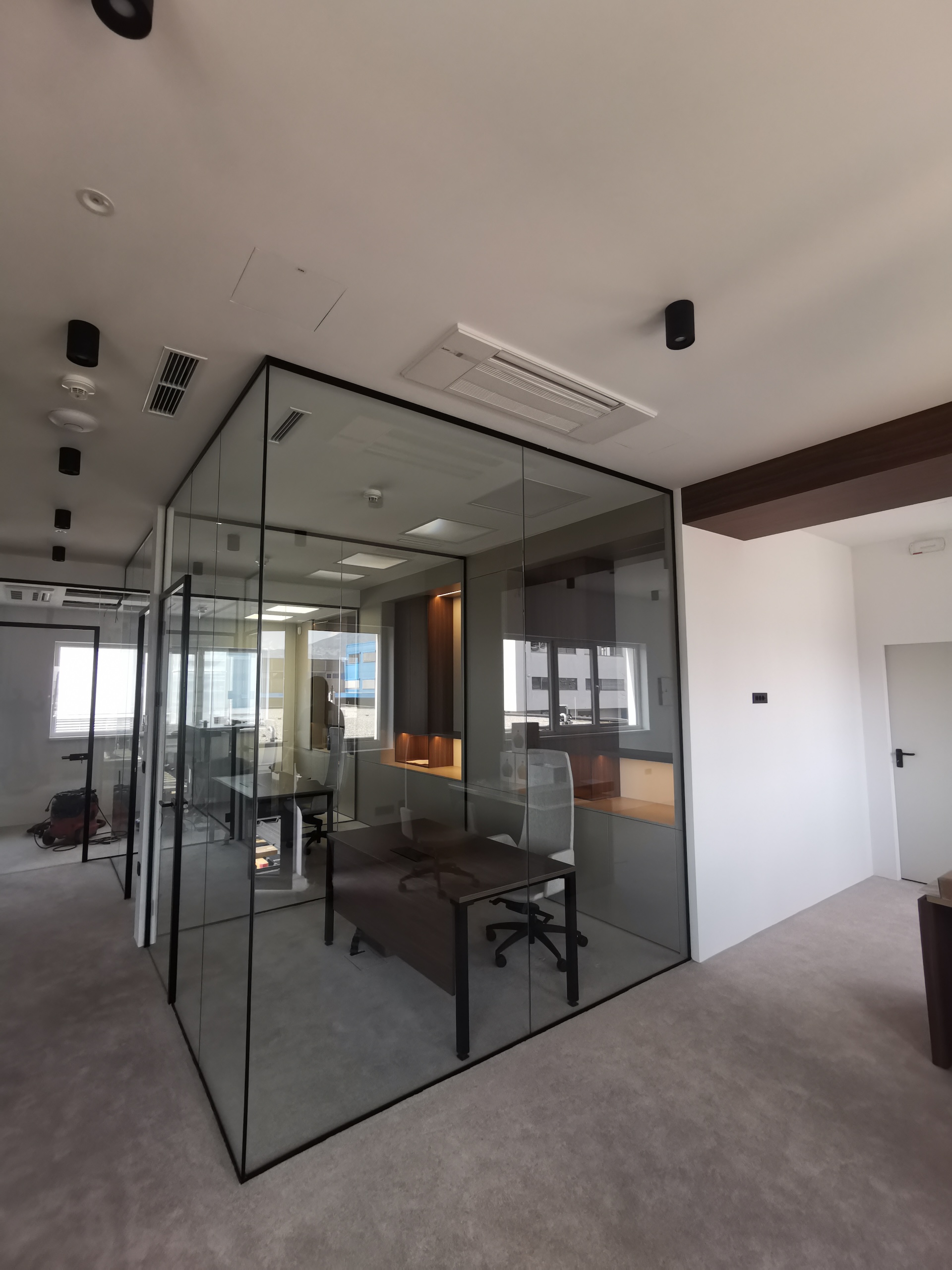 Steklene stene v poslovnem prostoru Šenčur