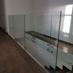 Steklena ograja, ki je točkovno vpeta z inox nosilci.