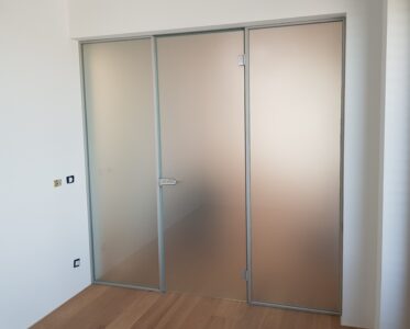 steklena predelna stena z enokrilnimi vrati