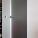 steklena vrata z minimalnim ALU podbojem