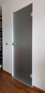 steklena vrata z minimalnim ALU podbojem