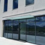 Obešen stekleni nadstrešek