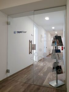 steklena vrata v poslovnem prostoru