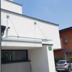 obešen stekleni nadstrešek