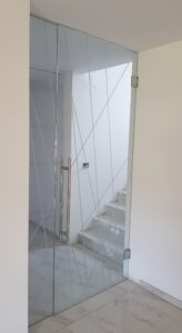 nihajna steklena vrata s fiksno obsvetlobo